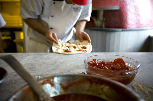 Da Flickr - Napoli Pizza. Foto di Kelly Hau (licenza CC BY 2.0)