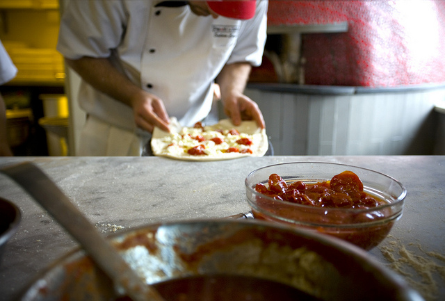 Da Flickr - Napoli Pizza. Foto di Kelly Hau (licenza CC BY 2.0)