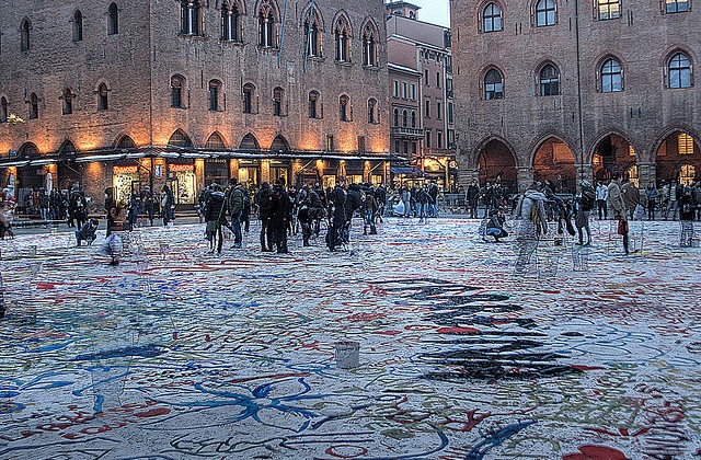 Bologna, Piazza Maggiore - Foto da Flickr.com La pagina bianca di Tommaso Tani Licenza Creative Commons (CC BY-ND 2.0)