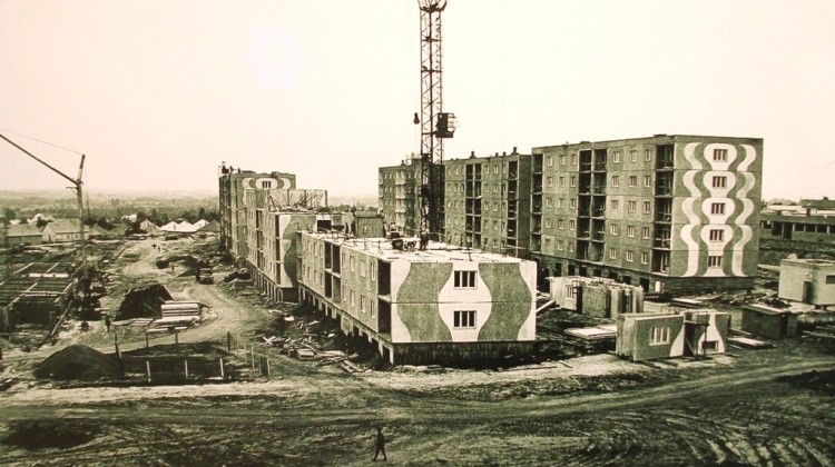 Paks-Újváros ("Paks-New City") under construction in the 1970s, Da Wikipedia, CC BY-SA 4.0